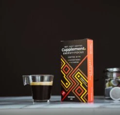 Cupplement Energy/Focus Blend Dark Roast Espresso - 10 Nespresso Koffiecups - Koffie Met Vitamines, Extra Cafeïne En Superfoods - Duurzame Biologische Afbreekbare Koffie Capsules 11 Cupplement Energy/Focus Blend Dark Roast Espresso - 10 Nespresso Koffiecups - Koffie Met Vitamines, Extra Cafeïne En Superfoods - Duurzame Biologische Afbreekbare Koffie Capsules -Koffiedrank Winkel 1200x1157 1