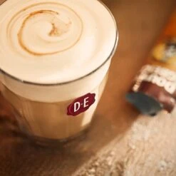 Douwe Egberts Verwenkoffie Latte Caramel Oploskoffie - 5 X 8 Zakjes -Koffiedrank Winkel 1200x1200 301