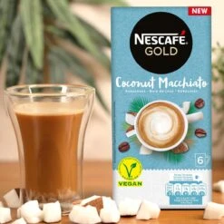 Nescafé Gold Coconut Macchiato Oploskoffie - 6 Doosjes à 6 Zakjes -Koffiedrank Winkel 1200x1200 302