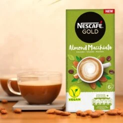 Nescafé Gold Almond Macchiato Oploskoffie - 6 Doosjes à 6 Zakjes -Koffiedrank Winkel 1200x1200 304