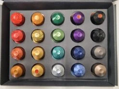 Koffie Proeverij Pakket Met 20 Stuks Verschillende Smaken En Mystery Card 'Enjoy The Sweet Moment' Met Persoonlijke (video) Boodschap | Verjaardag | Sinterklaas | Kerstpakket | Vaderdag | Moederdag | Jubileum | Valentijnsdag 11 Koffie Proeverij Pakket Met 20 Stuks Verschillende Smaken En Mystery Card 'Enjoy The Sweet Moment' Met Persoonlijke (video) Boodschap | Verjaardag | Sinterklaas | Kerstpakket | Vaderdag | Moederdag | Jubileum | Valentijnsdag -Koffiedrank Winkel 1200x899