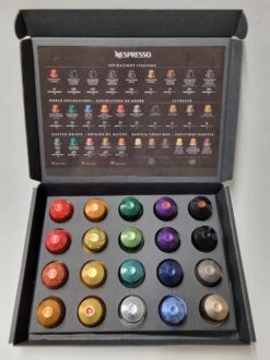 Koffie Proeverij Pakket Met 20 Stuks Verschillende Smaken En Mystery Card 'Enjoy The Sweet Moment' Met Persoonlijke (video) Boodschap | Verjaardag | Sinterklaas | Kerstpakket | Vaderdag | Moederdag | Jubileum | Valentijnsdag 14 Koffie Proeverij Pakket Met 20 Stuks Verschillende Smaken En Mystery Card 'Enjoy The Sweet Moment' Met Persoonlijke (video) Boodschap | Verjaardag | Sinterklaas | Kerstpakket | Vaderdag | Moederdag | Jubileum | Valentijnsdag -Koffiedrank Winkel 899x1200 1